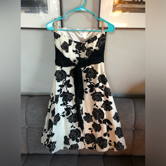 White House black market silk dress - Picture 2 of 5